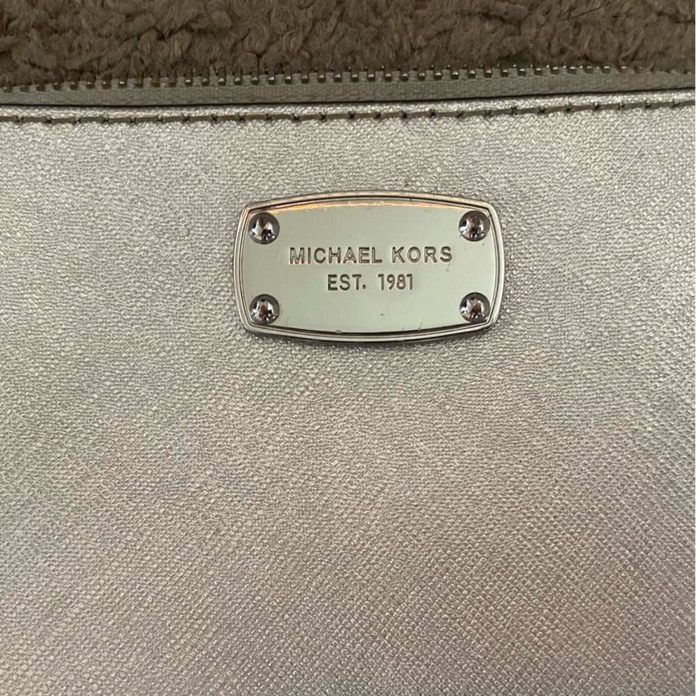 Authentic Michael Kors Pale Jet Set Silver Saffiano Leather Large Dome Crossbody - Picture 4 of 11